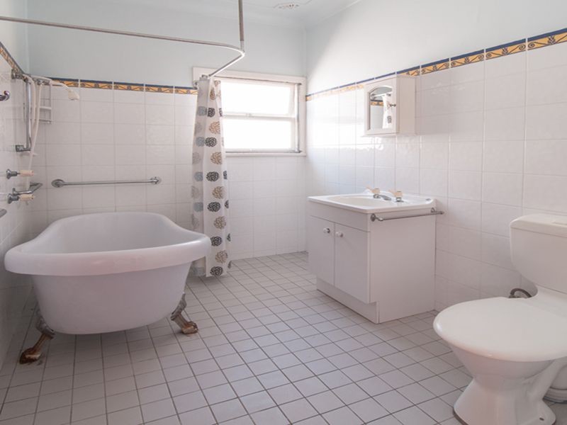 21 Brooke Avenue, Killarney Vale NSW 2261