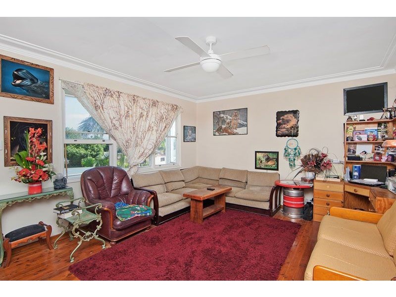 8 Shannon Parade, Berkeley Vale NSW 2261