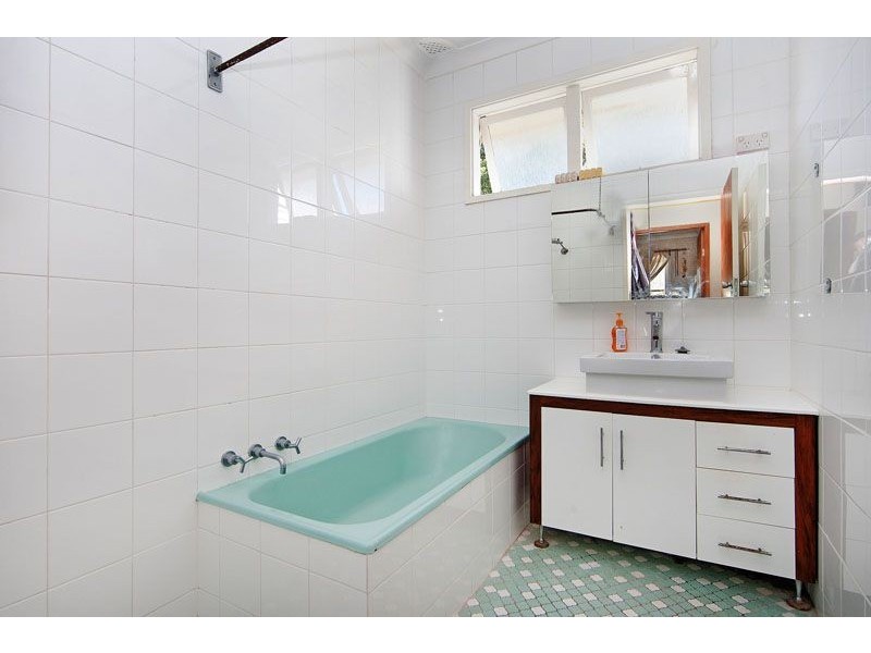 8 Shannon Parade, Berkeley Vale NSW 2261