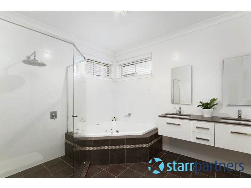 18 Ravenswood Rise, Bella Vista NSW 2153