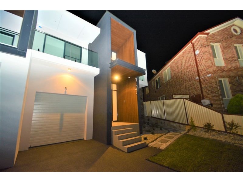 8 Phyllis Avenue, Picnic Point NSW 2213