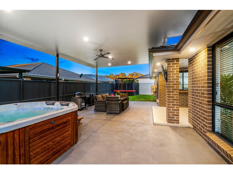 16 Jenkin Street, Ropes Crossing NSW 2760