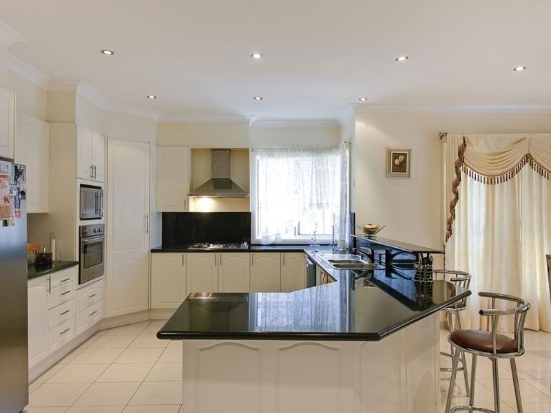 8 Bridgeview Circuit, Bella Vista NSW 2153