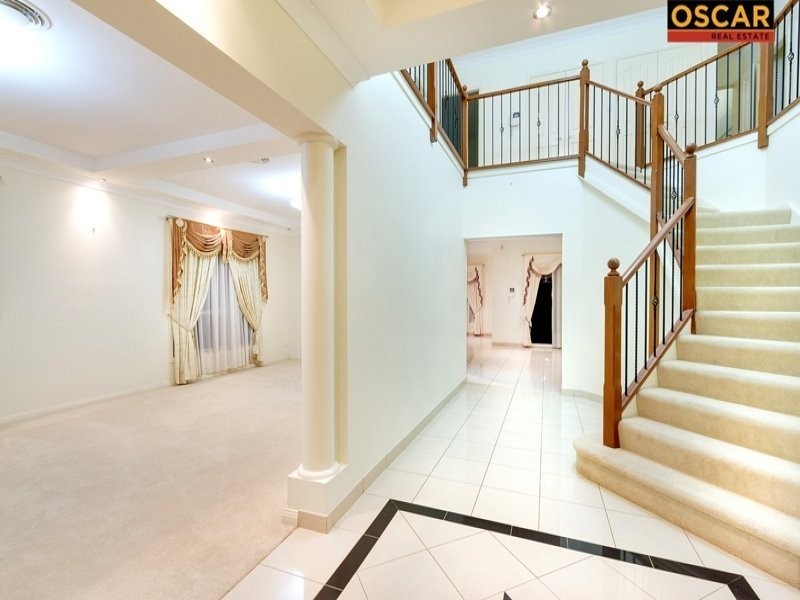 8 Bridgeview Cct, Bella Vista NSW 2153