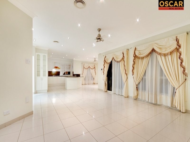 8 Bridgeview Cct, Bella Vista NSW 2153