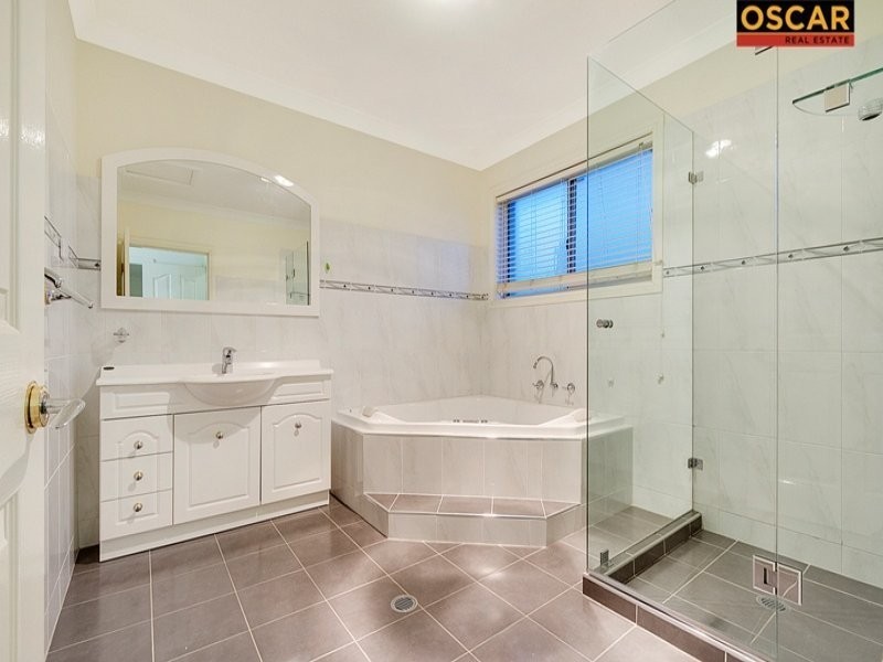 8 Bridgeview Cct, Bella Vista NSW 2153