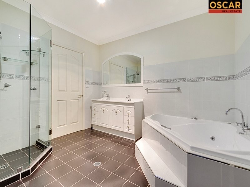 8 Bridgeview Cct, Bella Vista NSW 2153