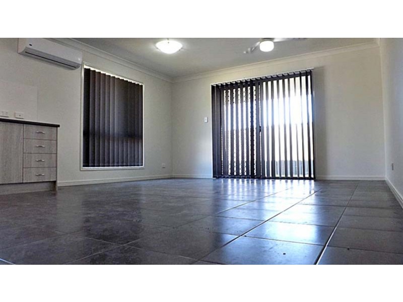 1/4 Bruce Baker Crescent, Crestmead QLD 4132