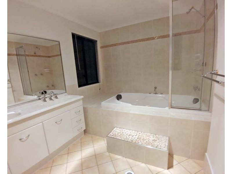 32 Hastings Crescent, Carrara QLD 4211