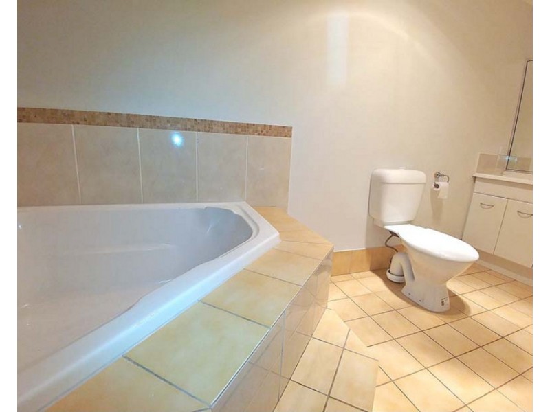 32 Hastings Crescent, Carrara QLD 4211