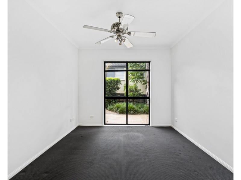 32 Hastings Crescent, Carrara QLD 4211