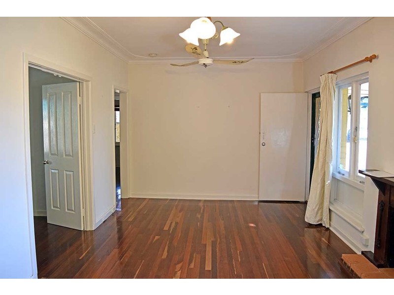 8 Wicklow Street, Thornlie WA 6108
