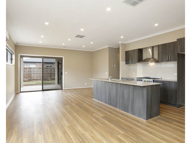 12 Mourne Street, Melton South VIC 3338