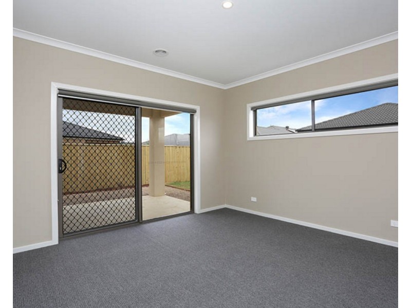 12 Mourne Street, Melton South VIC 3338