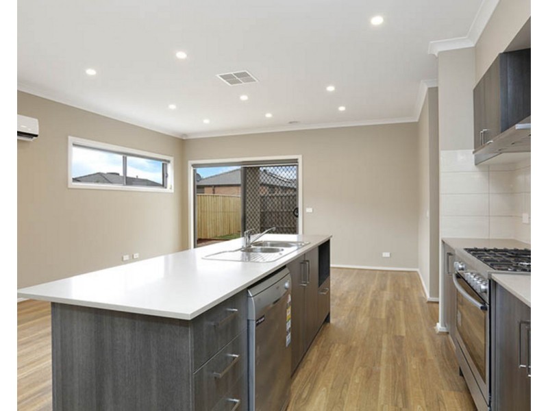 12 Mourne Street, Melton South VIC 3338