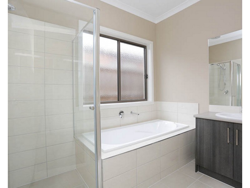 12 Mourne Street, Melton South VIC 3338