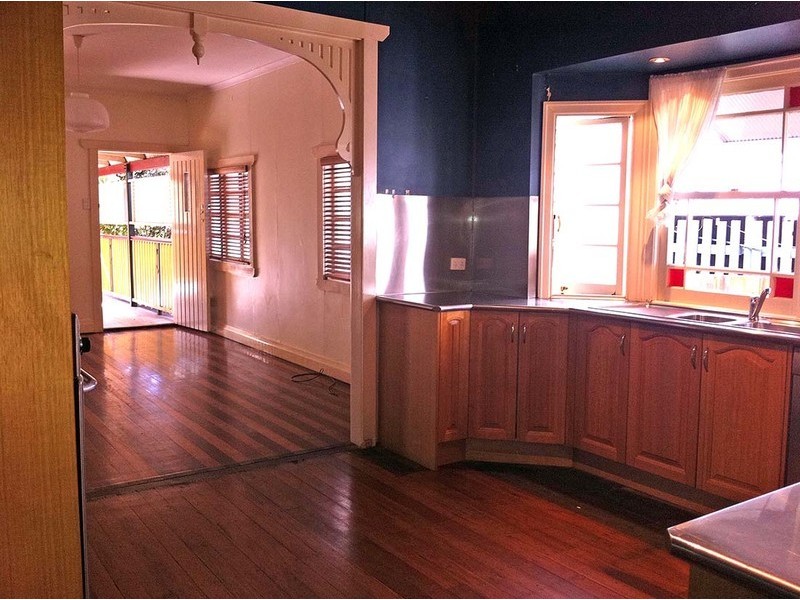 8 Fenton Street, Fairfield QLD 4103