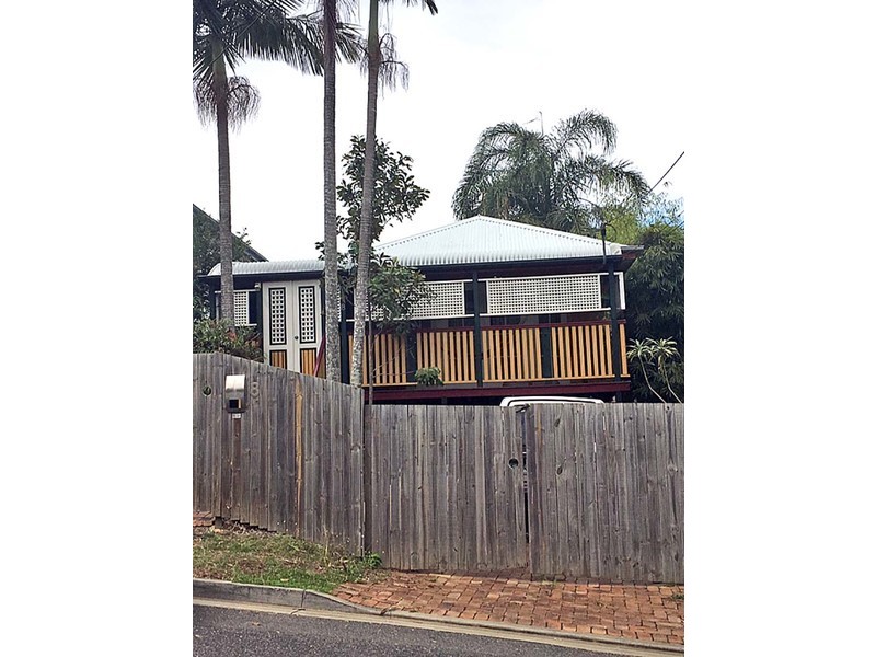 8 Fenton Street, Fairfield QLD 4103