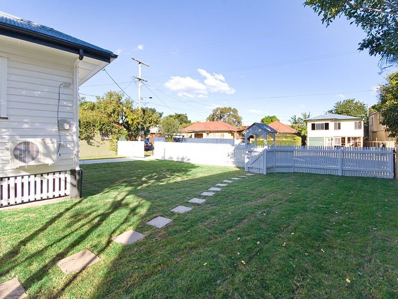 17 Lancelot Street, Tennyson QLD 4105