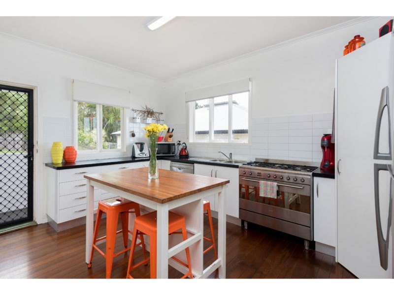 22 Dover Street, Hawthorne QLD 4171
