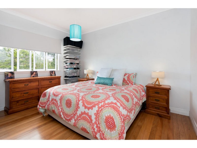 22 Dover Street, Hawthorne QLD 4171