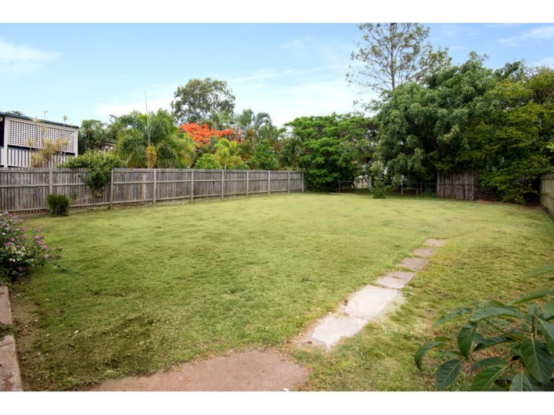 22 Dover Street, Hawthorne QLD 4171