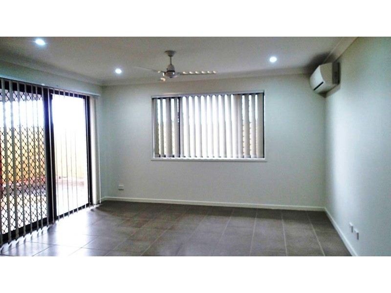 2/5 Mayfair Crescent, Kallangur QLD 4503