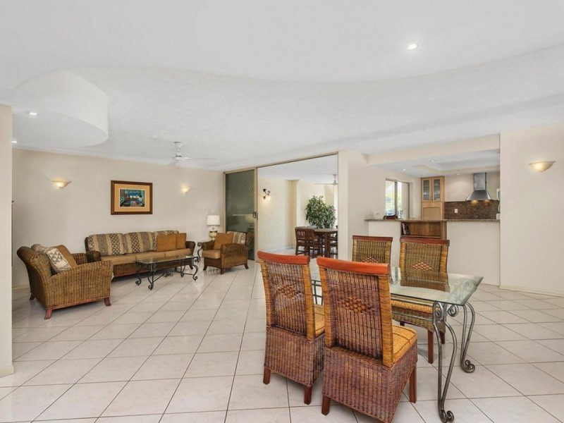 704/2 Greenslopes Street, Cairns North QLD 4870