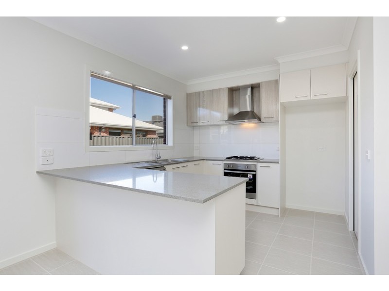 37 Barleygrass Crescent, Brookfield VIC 3338