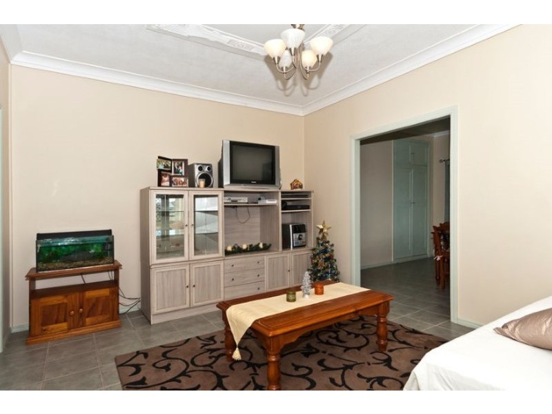 33 West Street, Newtown QLD 4350