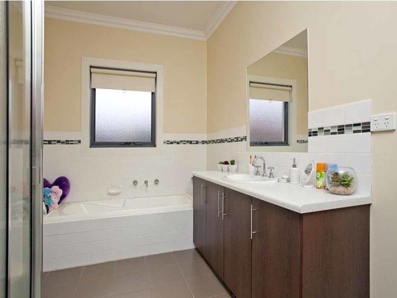 2/53 Riverside Avenue, Avondale Heights VIC 3034