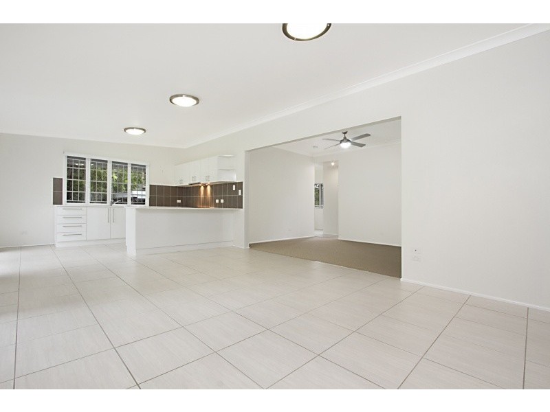 11 Camelot Street, Tennyson QLD 4105