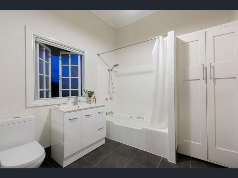 16 Cecil Road, Bardon QLD 4065