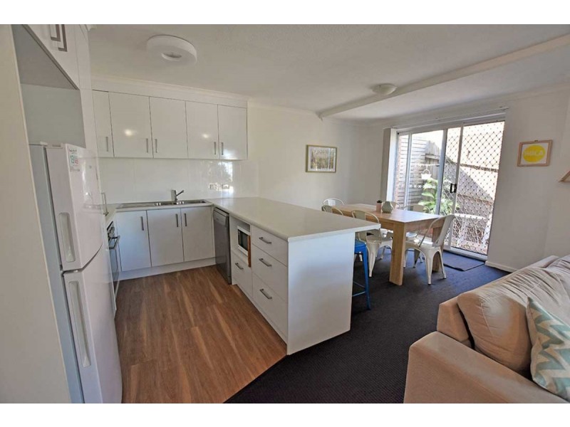 1/4 Kalinda Avenue, Mooloolaba QLD 4557