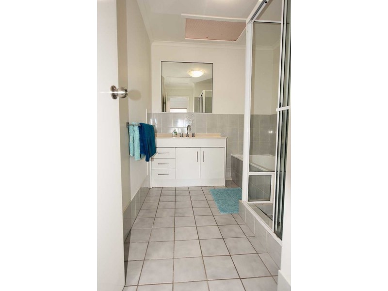 1/4 Kalinda Avenue, Mooloolaba QLD 4557