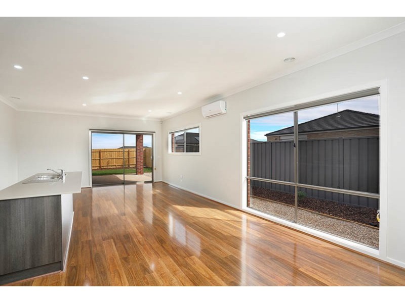 8 Rochester Street, Mickleham VIC 3064