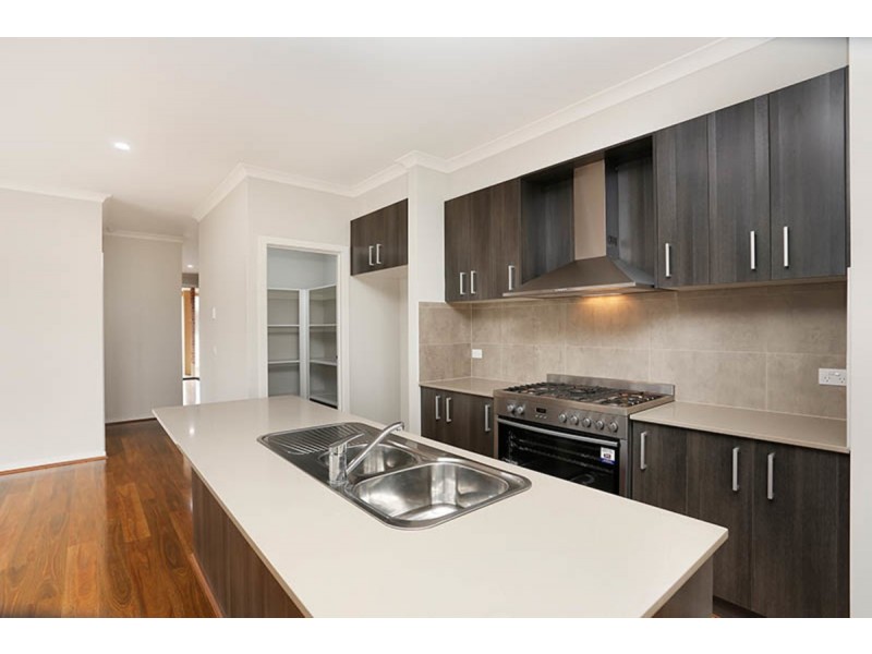 8 Rochester Street, Mickleham VIC 3064