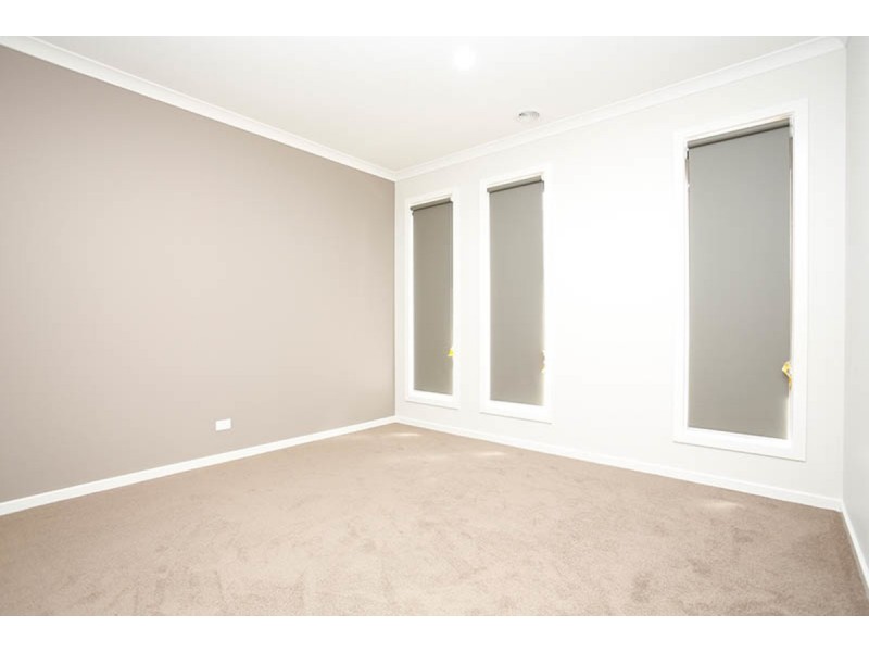 8 Rochester Street, Mickleham VIC 3064