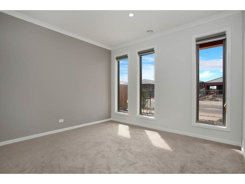 8 Rochester Street, Mickleham VIC 3064