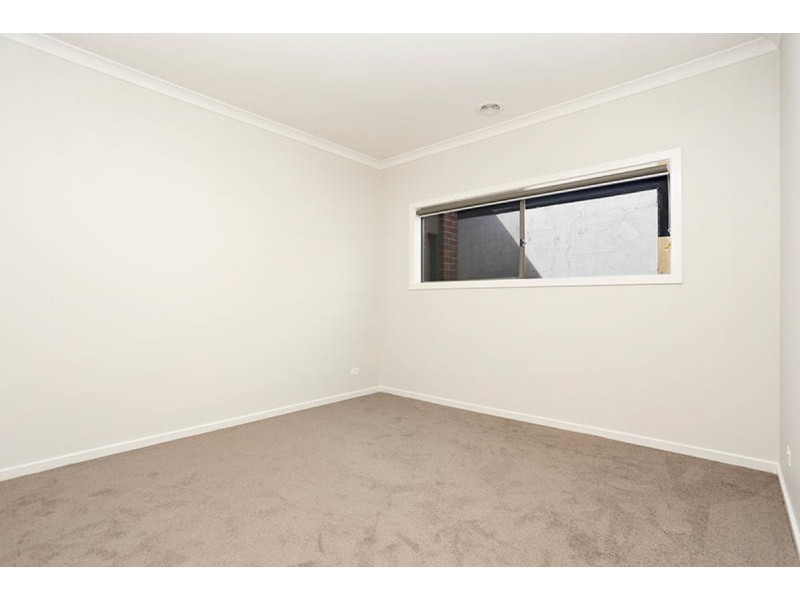 8 Rochester Street, Mickleham VIC 3064