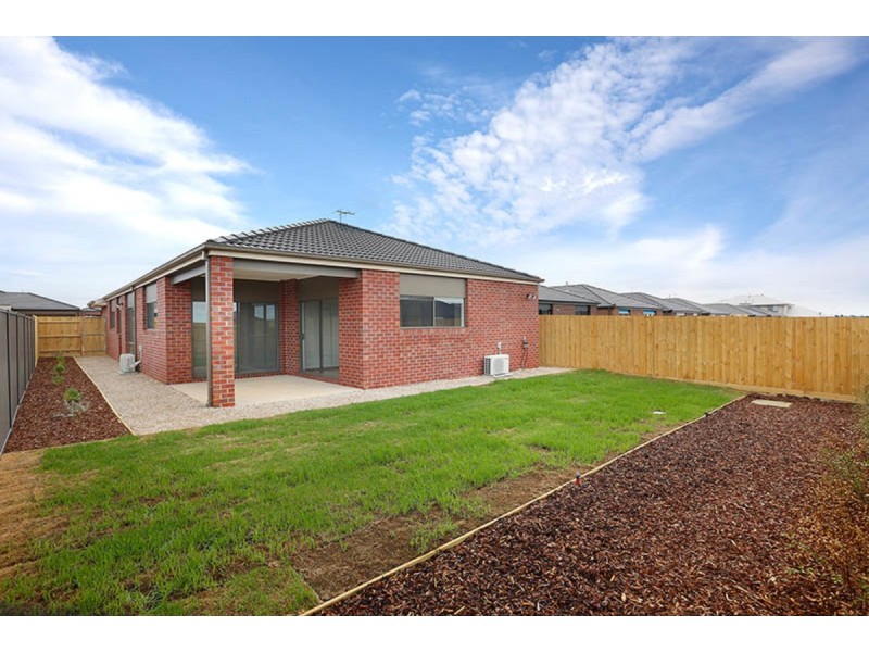 8 Rochester Street, Mickleham VIC 3064