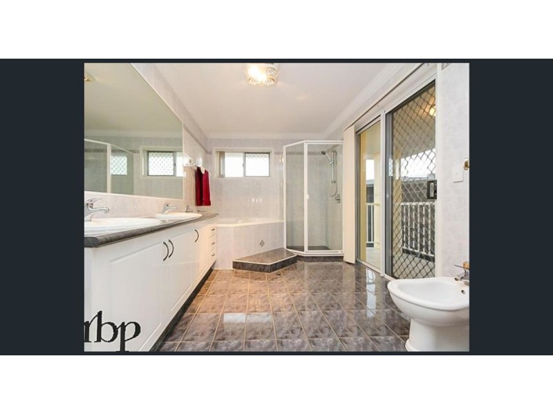 4 Arncliffe Close, Carindale QLD 4152