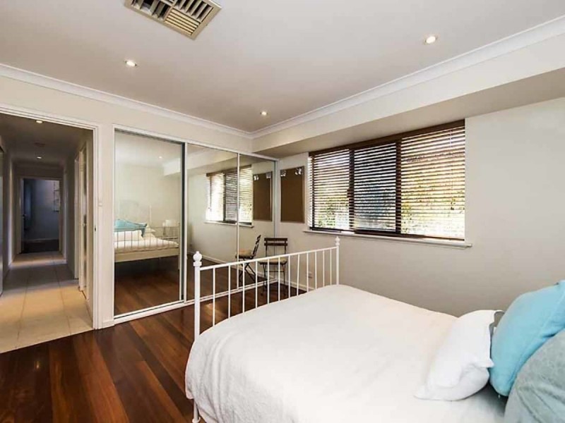 8 Lysons Way, Bateman WA 6150