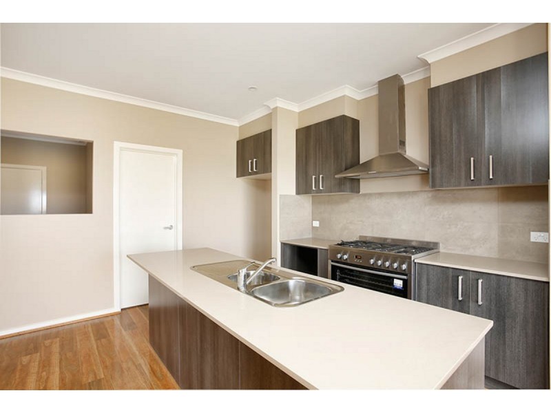 20 Blakewater Crescent, Melton South VIC 3338