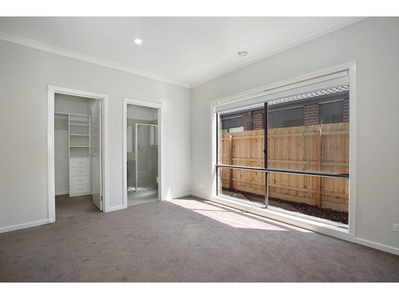 18 Melanda Drive, Melton South VIC 3338