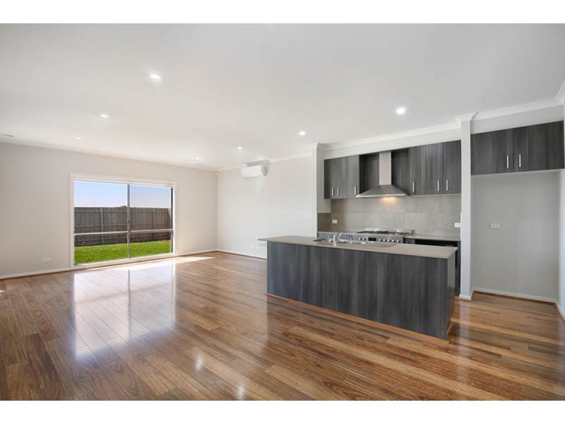 18 Melanda Drive, Melton South VIC 3338