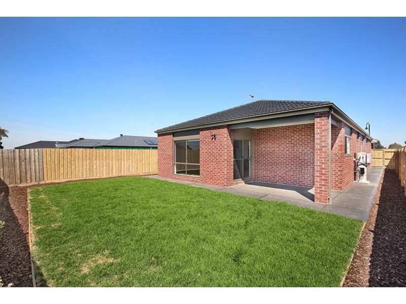 18 Melanda Drive, Melton South VIC 3338