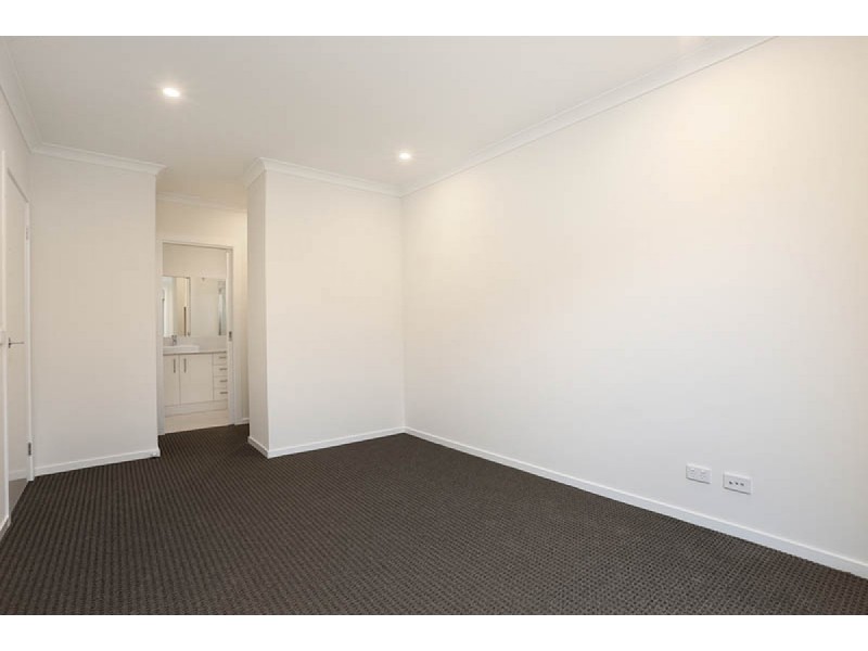 10 Topaz Way, Officer VIC 3809