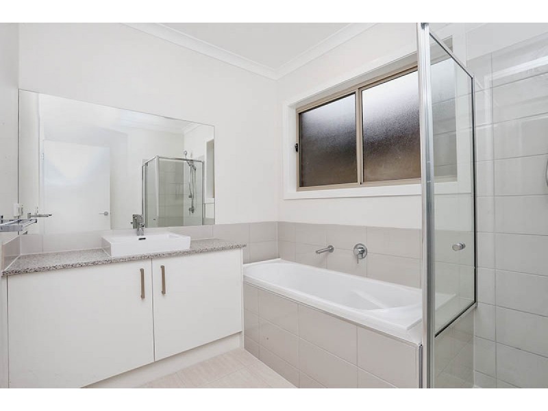 10 Topaz Way, Officer VIC 3809