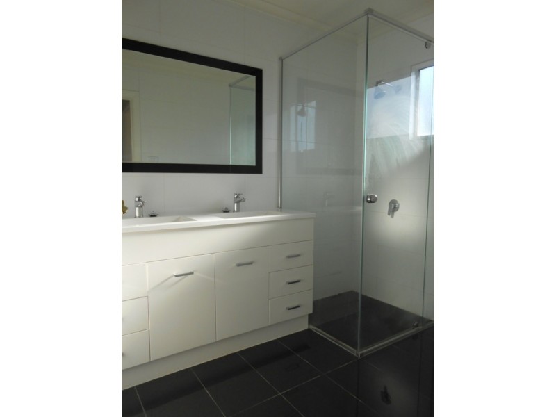 4 Hanlon Road, Petrie QLD 4502